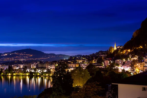 Svizzera, Montreux, vista notturna con lago — Foto Stock