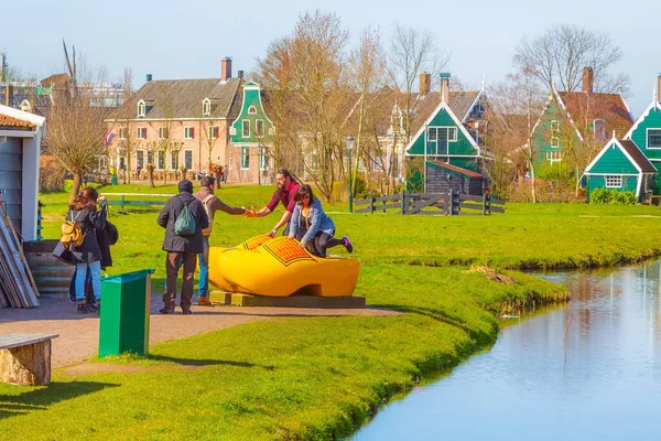Träskor, Zaanse Schans, Holland, turister — Stockfoto