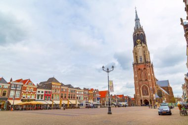Hollanda, Delft 'te katerdal ile sokak manzarası