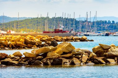Taşlar, Nikiti 'de deniz marinası, Halkidiki, Yunanistan
