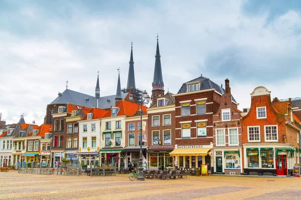 Vue sur la rue avec catherdal à Delft, Pays-Bas — Photo