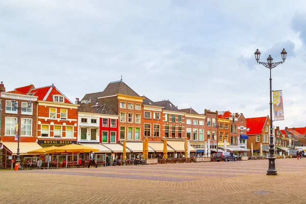 Vistas a la calle con casas en Delft, Países Bajos — Foto de Stock