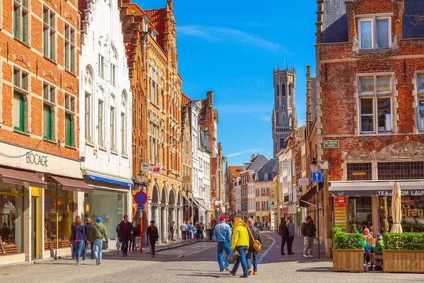 Bruges, Belçika 'da Belfort kulesiyle sokak manzarası