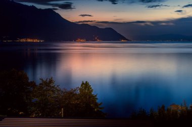 İsviçre, Montreux, göllü gece manzarası
