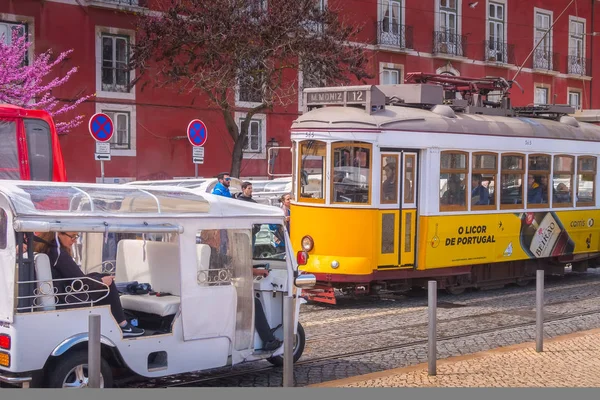 葡萄牙里斯本, 黄色电车 — 图库照片