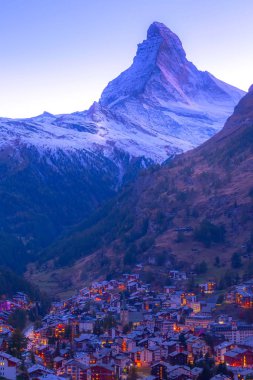 Matterhorn ve Zermatt alacakaranlıkta, İsviçre