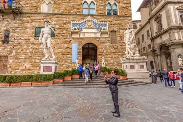 David heykeli yakınındaki Palazzo Vecchio, Florence, İtalya — Stok fotoğraf