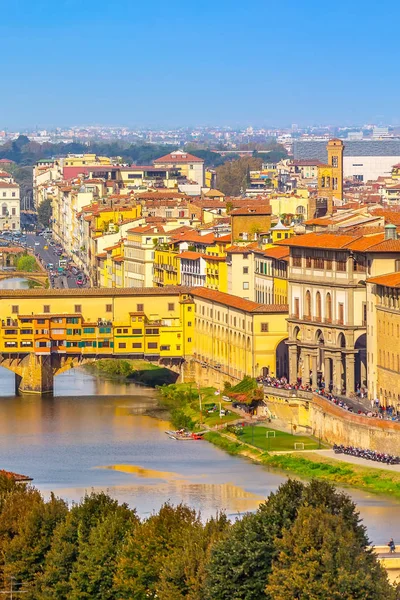 Pohled na město s Ponte Vecchio, Florencie, Itálie — Stock fotografie