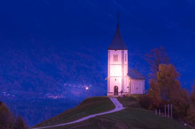 Mavi saat, tepenin üstündeki kilise, Slovenya