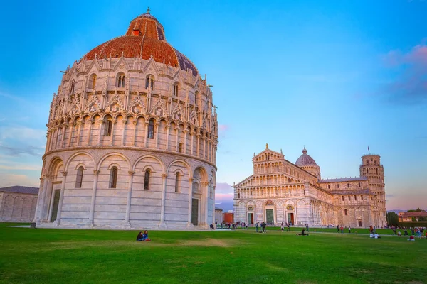 Pisa Batistério com a Catedral na Itália — Fotografia de Stock