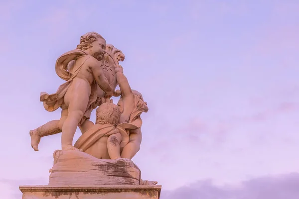 Estátua de anjos em Pisa, Itália vista do pôr do sol — Fotografia de Stock