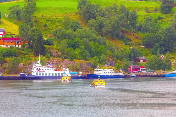 Flam, Norsko vesnice a fjord, lodě — Stock fotografie