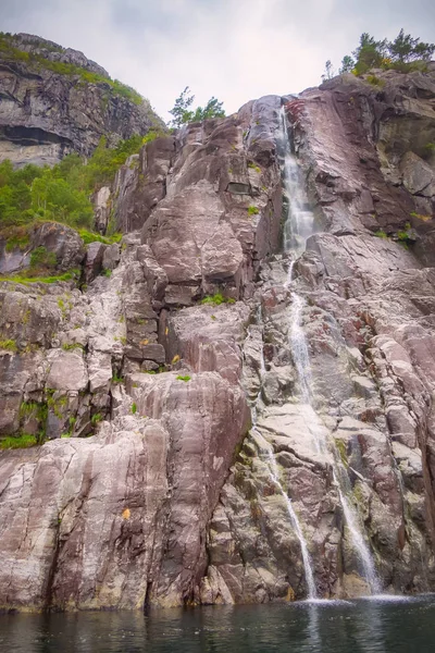 Norsko lysefjord vodopád a hory — Stock fotografie