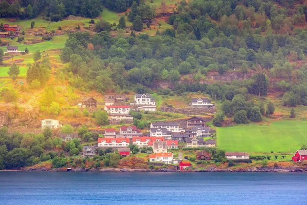 Norsko vesnice a horská krajina — Stock fotografie