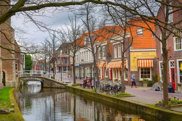 Uitzicht op straat met huizen en canal in Delft, Nederland — Stockfoto