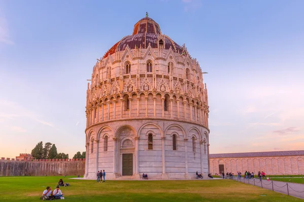 Pisa Batistério com a Catedral na Itália — Fotografia de Stock