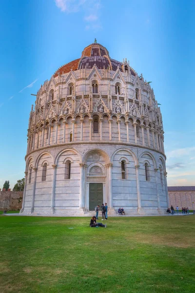 Pisas baptisterium med katedralen i Italien — Stockfoto