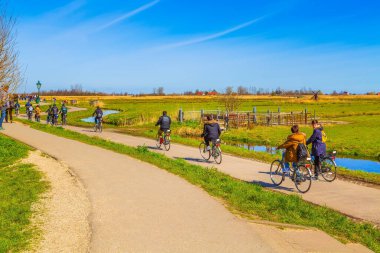 Zaanse Schans, Hollanda 'da bisikletli insanlar