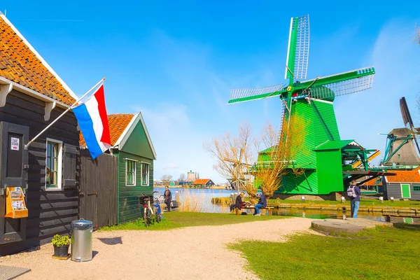 Väderkvarn i zaanse schans, nederland — Stockfoto