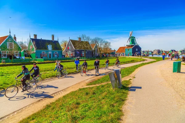 Pessoas em bicicletas em Zaanse Schans, Países Bajos — Fotografia de Stock