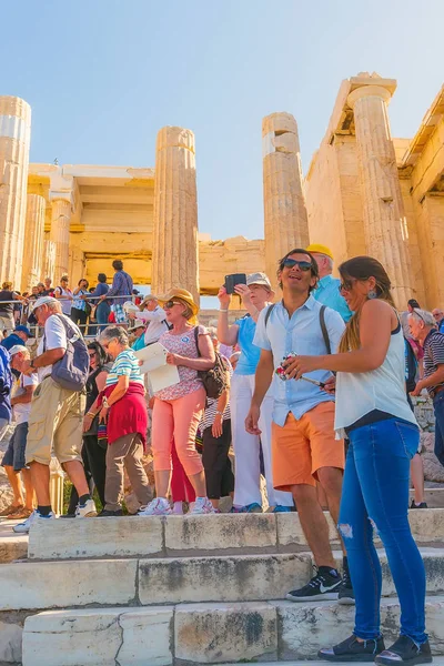 Turistas perto da Acrópole de Atenas — Fotografia de Stock