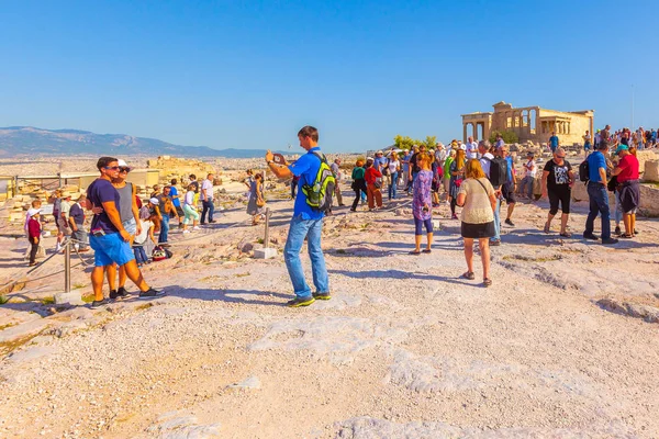 Touristen beim Fotografieren in der Akropolis, Athen — Stockfoto