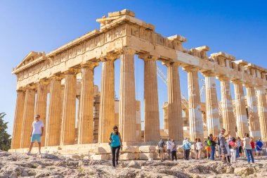 Yunanistan 'ın başkenti Atina' daki Partenon Tapınağı yakınlarındaki turistler