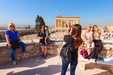 Akropolis, Atina 'da fotoğraf çeken turistler
