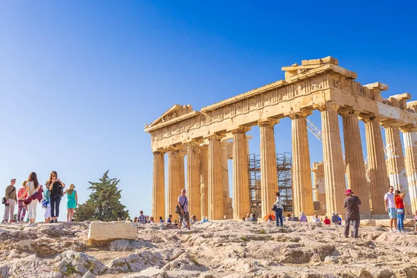 Touristen in der Nähe des Parthenon-Tempels in Athen, Griechenland — Stockfoto