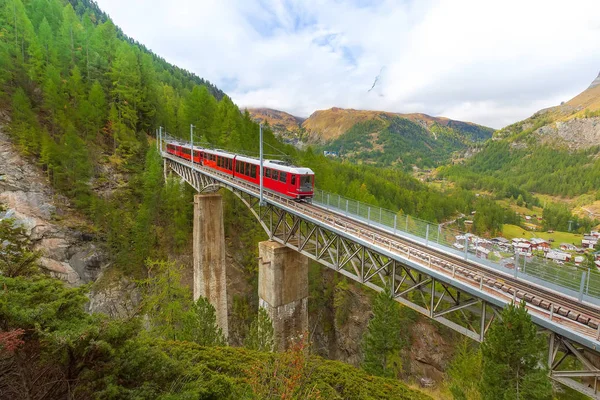 Zermatt, Suiza. Tren Gornergrat en puente — Foto de Stock