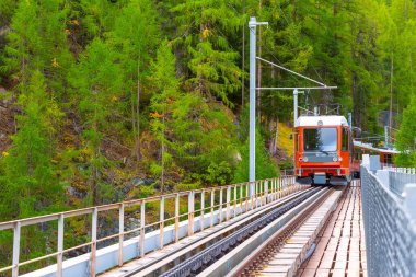 Zermatt, İsviçre. Gornergrat treni köprüde