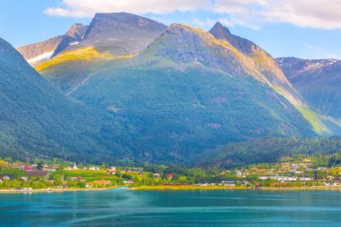 Norveç fiyordu peyzaj ve yüksek dağlar