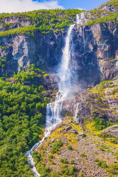 Высокий водопад Норвегии — стоковое фото