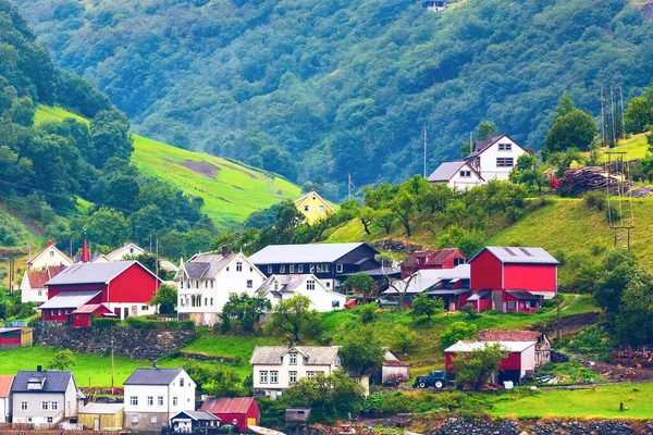 Norsko tradiční horské vesnice krajina — Stock fotografie