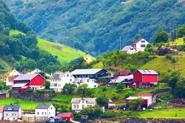 Norveç geleneksel dağ köyü manzarası — Stok fotoğraf