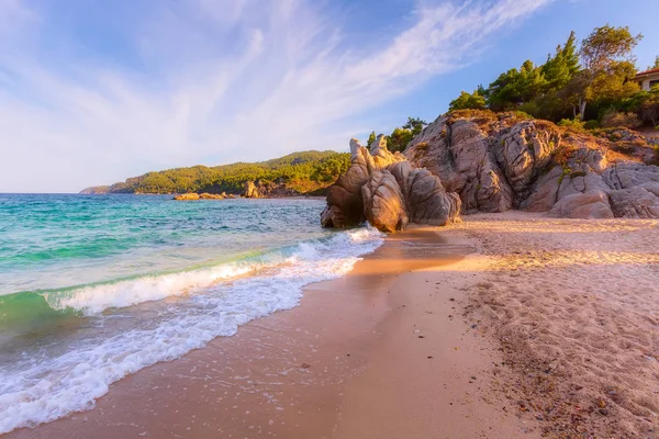 Rocce e mare a Vourvourou, Calcidica, Grecia — Foto Stock