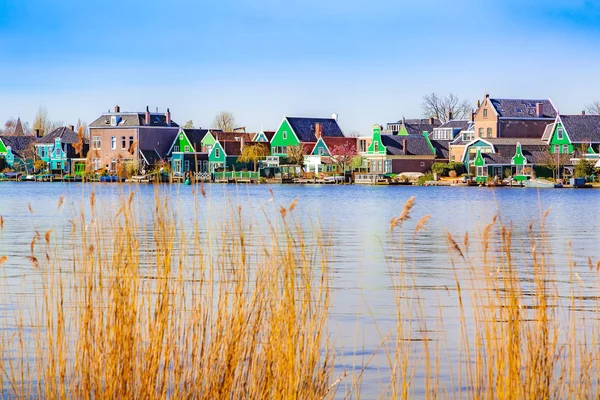 Traditionell holländsk by Zaandijk, Nederländerna — Stockfoto