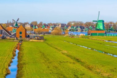 Hollanda 'nın Zaanse Schans köyünün yel değirmenleri