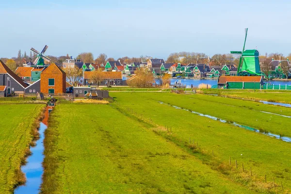 Väderkvarnar i byn Zaanse Schans, Nederländerna — Stockfoto