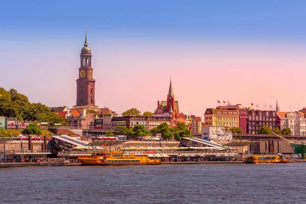 Deutschland, Hamburger Skyline und Elbe — Stockfoto