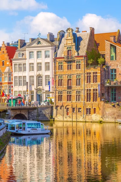 Casas tradicionais antigas, canal em Ghent, Bélgica — Fotografia de Stock