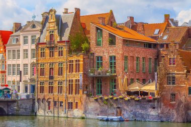 Gent, Belçika eski renkli geleneksel evler kanal boyunca panorama ve popüler turistik merkezlerde tekneler