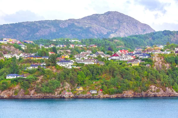 Noruega Paisagem Aldeia Escandinava Norueguesa Com Água Fiorde Montanhas Casas — Fotografia de Stock