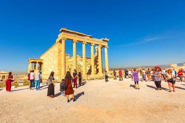 Athens Greece October 2016 Tourists Erechtheum Temple Ruins Decorated Caryatids — Stock Photo, Image