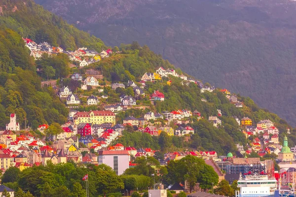 Озил Панорамный Город Норвегии Колоритными Традиционными Домами Горой Флойен — стоковое фото