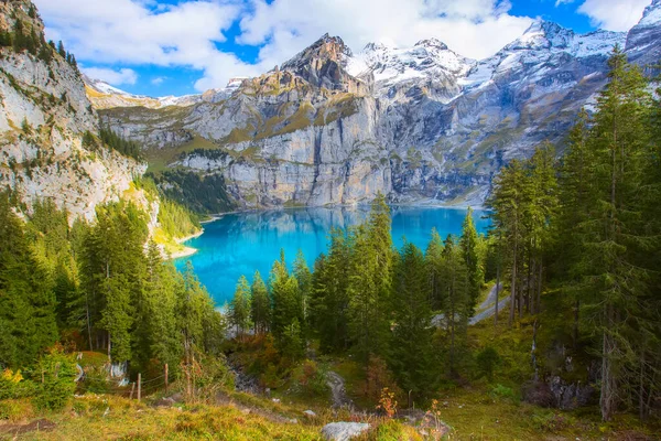 Kilátás Oeschinensee-tóra és Alpokra, Svájc. — Stock Fotó