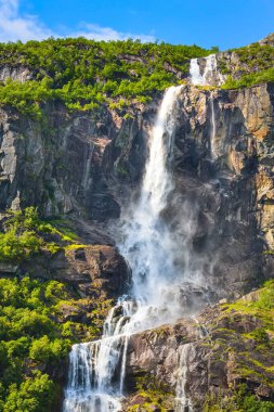 Briksdal buzuluna giden yol, Norveç 'te şelale.