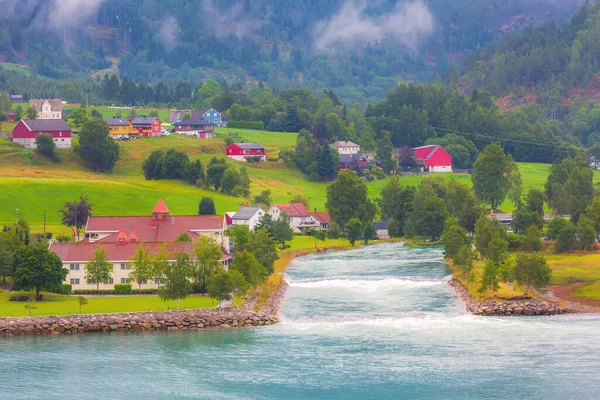 Paysage villageois du fjord norvégien — Photo