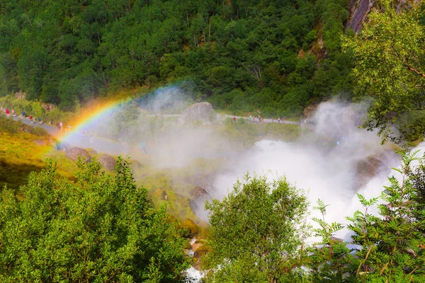 Водоспад Rainbow and Briksdal в Норвегії — стокове фото
