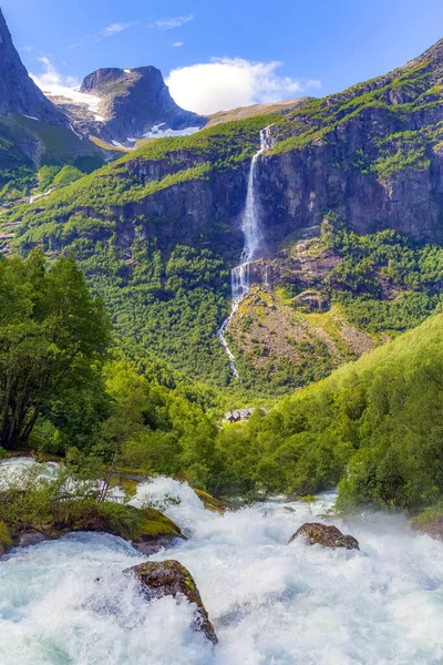 Река и водопад Норвегии — стоковое фото